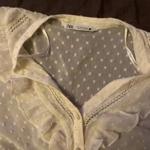 Zara blus  - Hej! Jag säljer denna jätte söta blusen från zara. Har använt 2 ggr. Passar inte bra på mig och har inget att styla till. (Nypris 379kr )❤️😍