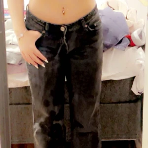 Lågmidjade straight jeans - Hej! Säljer mina lågmidjade straight jeans som är i storlek 36. Dem är i petite storlek alltså för de som är lite kortare. 145-160 cm. Köpte de feån Zara för 400. Priset kan diskuteras. 