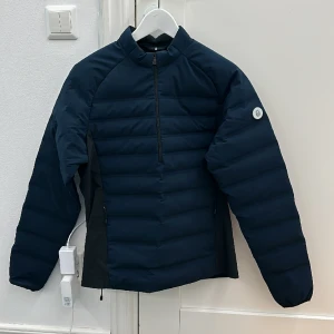 Sailracing jacka - Säljer en sail racing anorak i 10/10 skick använd ett fåtal gånger. Inga skavanker eller missfärgningar. Storlek small. Inköpt på rea för 2000 (orginalpris 3000