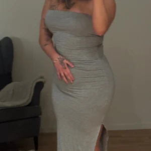 Grå klänning utan ärmar  - Super mysig ljus grå  klänning utan ärmar, med snit i benet. skönt och luftigt  material! 