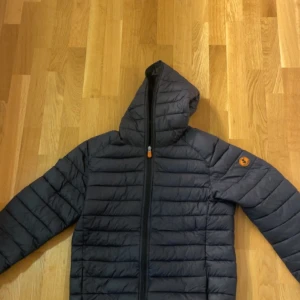 Save the duck dunjacka - Säljer min save the duck jacka pga blivit för liten 