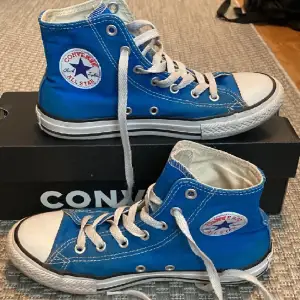 Blåa Converse helt oanvända