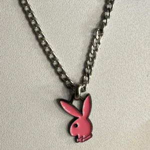 Playboy halsband  - Playboy halsband, perfekt skick. Mått på bild 3. Rekkomenderar ”köp Nu” men kan även skicka i kuvert för 15kr. 