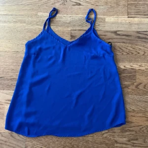 Linne Atmosphere - Otroligt linne i royal blue från atmosphere. PERFEKT till fest!! Är öppen för prisförslag och kan absolut skicka fler bilder💕
