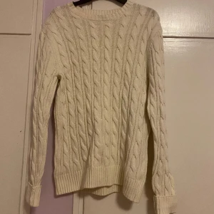 Vit stickad tröja - Hej!❄️ Säljer denna vita stickade tröja från lager 157! :) I fint skick. Frakt tillkommer!