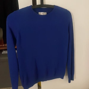Tröja marin blå  - Mörk blå jätte fin tröja ifrån mango i super bra skick, nästan aldrig använd då den va för liten  när jag beställde men köpt för ett tag sen 