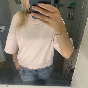 Ljus Rosa Magtröja  - Säljer min supersnygga ljusrosa tröja då jag inte använder den! Den är i storlek S/M, skriv vid intresse 💕💕