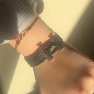 Säljer detta Hermes armbandet i silver (rostfritt stål) med läderband, armbandet är fake! Orginalpris - 699kr