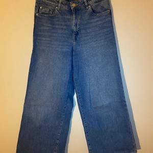 Jeans från HM med vida ben i storlek 40. Skriv om du vill ha fler bilder! 