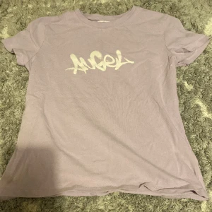 Lila tröja - En lila tröja som jag har köpt i polen, använt den några fåtal gånger. Inga defekter. Skriv för mer info❤️