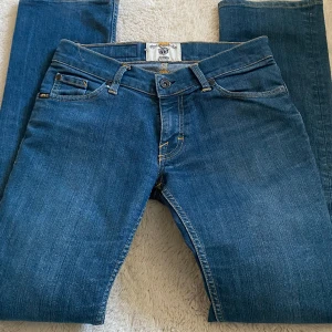 Tiger jeans - Ett par jätte snygga jeans ifrån tiger of sweeden. I str S ungefär och sitter så jäkla snyggt. Tyvärr har de blivit för små för mig men tycker de e så jäkla snygga så tar emot lite att sälja dom. Org pris ca 1200 mitt precis 400 men kan diskuteras❤️❤️ 