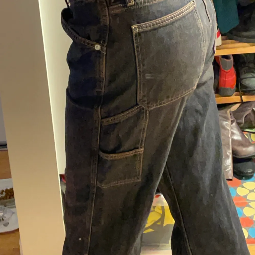 Super fina svarta midwaist zara jeans med fina detaljer. Andvända ett fåtal gånger men i top skick. . Jeans & Byxor.