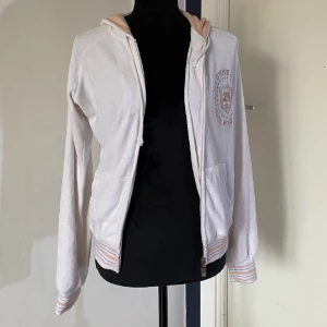 Y2k zip up - Vintage Y2k Zip-up som tyvärr inte har kommit till någon användning. Notera att den har en lite fläck på framsidan men den sysn knappt. Detaljer i silver och rosa. Passar storlekarna XS-S. Hör av dig vid frågor ⭐️❤️‍🩹Betalning sker via swish 
