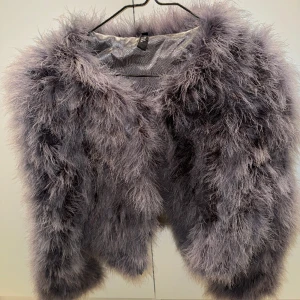 Äkta pälsjacka, grå. Storlek 40 - Oanvänd endast provad hemma. Jättefin!