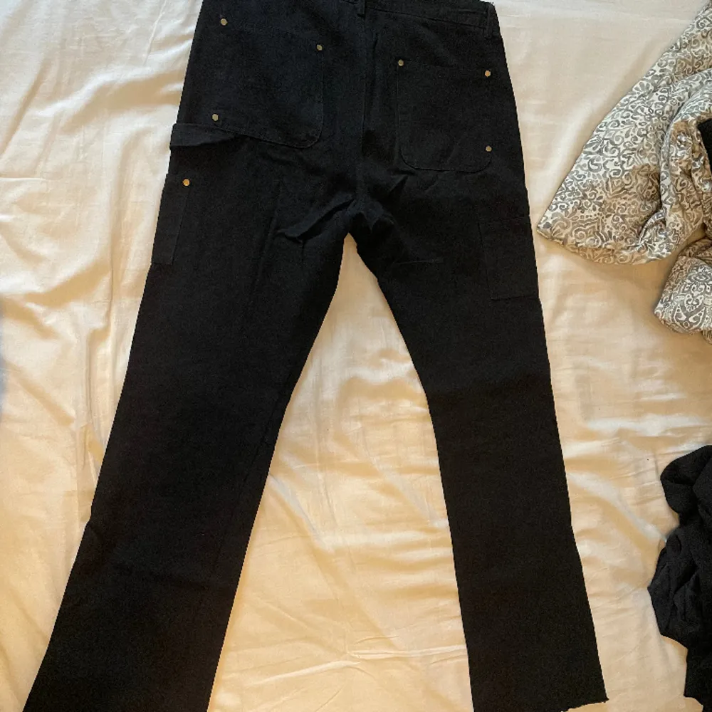 Sjukt snygga jeans med zip, Säljes pga för små (tyvärr). Dom är special beställda på selectdvintage för 1500kr, jag släpper dom för 400kr! Skicket är förövrigt grymt då dom endast är använda ett fåtal gånger. Passar dig som är 170-180 cm.. Jeans & Byxor.