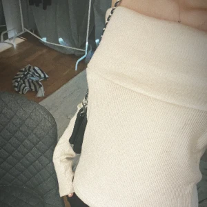 Tröja - Säljer min fina off shoulder tröja, använd men som i nyskick🫶🏻