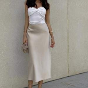 Min jätte fina långa silk kjol från BERSHKA, den har en jätte fin cut från sidan som gör den unik🤍 Köpt för 350 och säljer för 200🤍