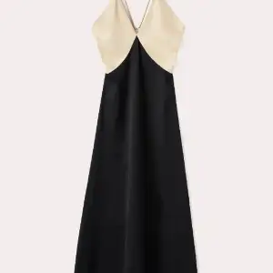 Draped twill cami dress black Size: 36 Chest: 85 Waist: 87 Seat: 104,5 Bottom width: 180,5 Used one evening. Dry cleaned.