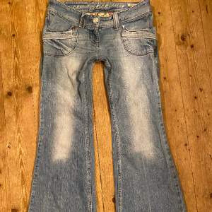 Snygga lågmidjade jeans med flare/bootcut💗 inga defekter!! 