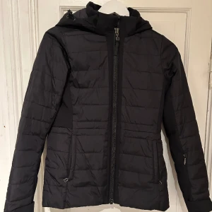 8848 Skidjacka + Skidbyxor stl 160 - 8848 Skidjacka + Skidbyxor i storlek 160. Väldigt fint skick och sparsamt använda. 1000kr för båda (nypris ca 2800kr)