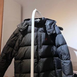 Ralph lauren jacka - En nästan helt ny Ralph lauren vinterjacka. Den är lite för liten för mig därför ska jag sälja. En väldigt eftertraktad modell. Storlek XL kid size men sitter som S. Nypris ligger på ca 3500 kr. Använd 4 gånger!!