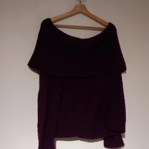 Offshoulder stickad tröja - En vinröd off shoulder stickad tröja. Jätte VACKER o jätte MYSIG. Varm o skön. Tröjan är även lite stor i storleken skulle jag säga😍😍