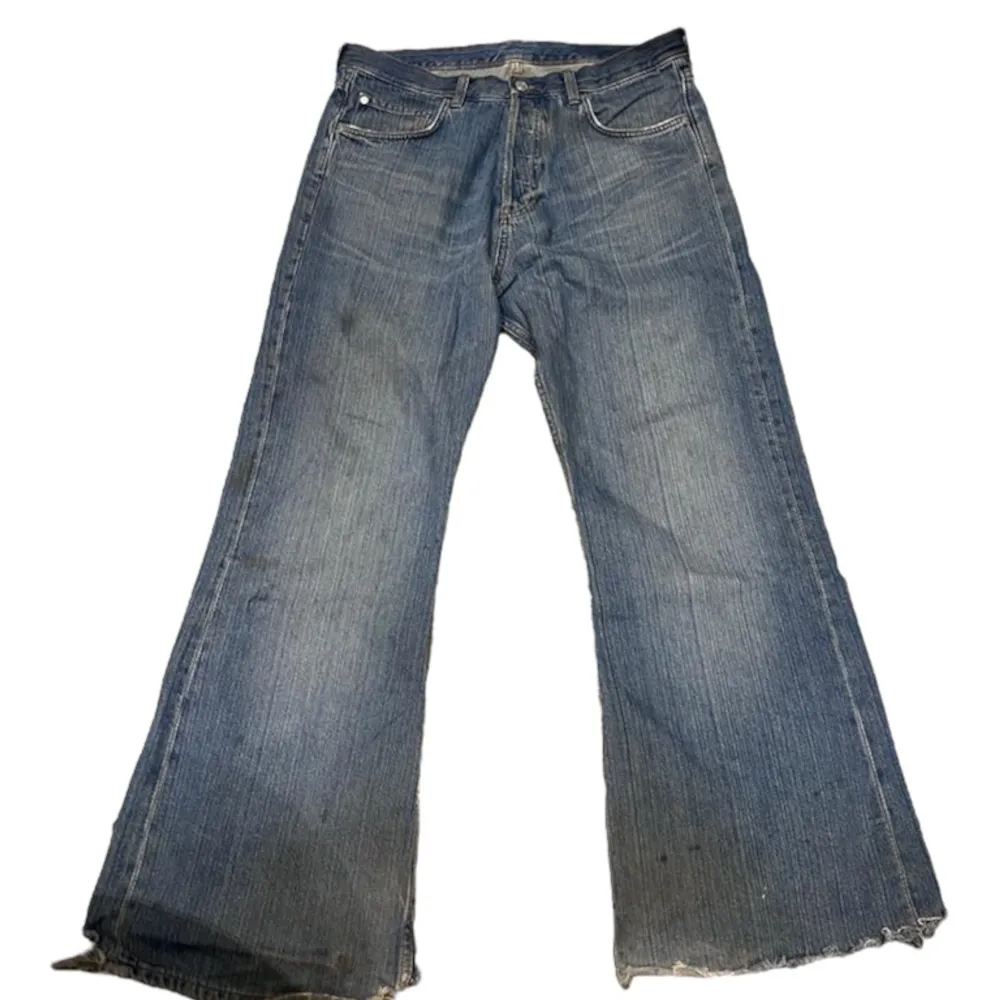 Time loose bootcut jeans ifrån weekday. Jeansen har några fläckar och några skador längst ner som syns på bilden, fläckarna går bort efter en tvätt. Känn dig fri att fråga om du undrar något!. Jeans & Byxor.