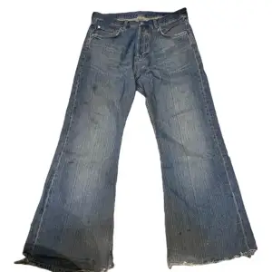 Time loose bootcut jeans ifrån weekday. Jeansen har några fläckar och några skador längst ner som syns på bilden, fläckarna går bort efter en tvätt. Känn dig fri att fråga om du undrar något!