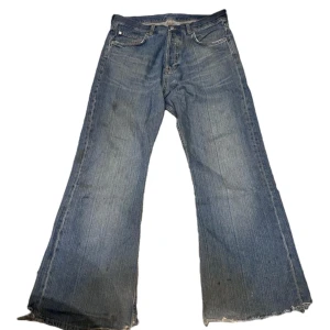 Weekday Loose Bootcut Jeans - Time loose bootcut jeans ifrån weekday. Jeansen har några fläckar och några skador längst ner som syns på bilden, fläckarna går bort efter en tvätt. Känn dig fri att fråga om du undrar något!
