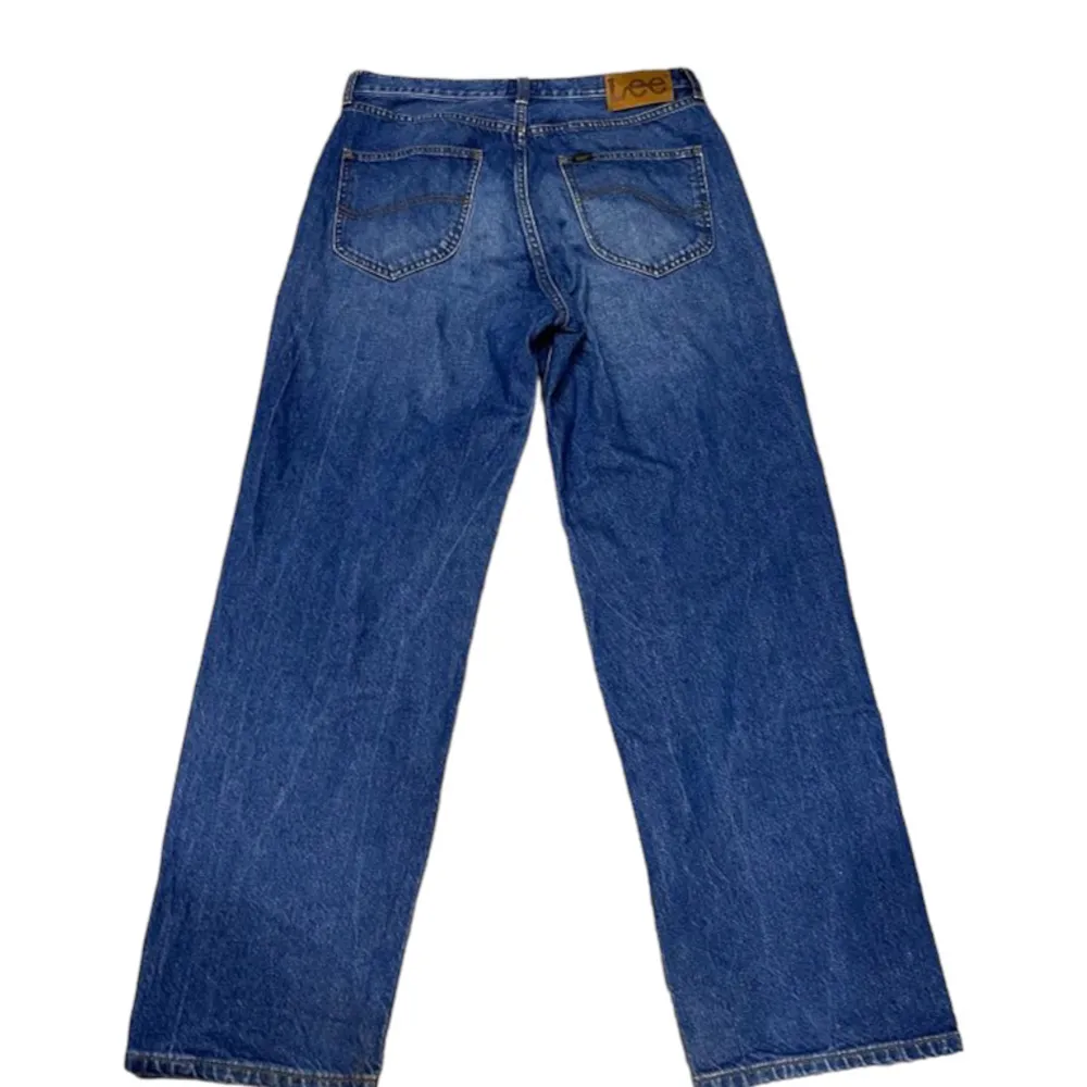 Lee jeans i en baggy passform. Jeansen är i mycket bra skick utan några fläckar eller skador. Känn dig fri att fråga om du undrar något!. Jeans & Byxor.