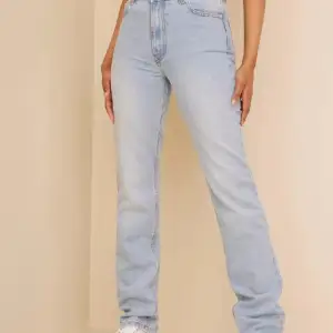 Supersnygga ljusblå straight leg jeans💕 Storlek 40 med ganska långa ben, endast använda några gånger. Skriv för andra bilder, mått mm!