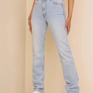 Ljusblå raka jeans  - Supersnygga ljusblå straight leg jeans💕 Storlek 40 med ganska långa ben, endast använda några gånger. Skriv för andra bilder, mått mm!