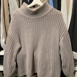 Stickad tröja  - Denna mysiga stickade tröja från Linn Ahlborgs kollektion med NAKD, storlek S men ändå oversized, perfekt till vintern🤍