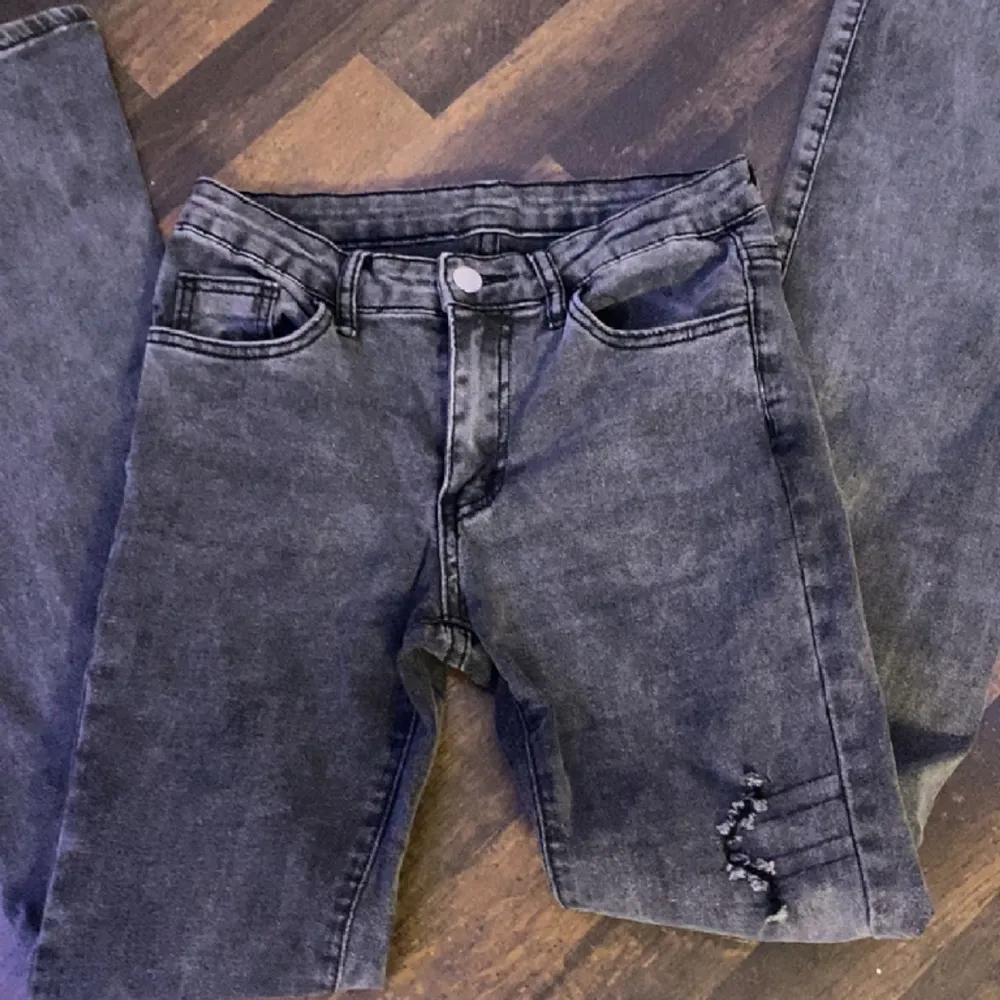 Xs/34 står det i byxorna, dom är grå/svarta och har en repig design på vänstra låret inga defekter va ja vet💋🪩. Jeans & Byxor.