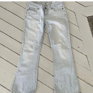 Low waist bootcut jeans  - Säljer dessa skit snygga jeans som tyvärr är för stora för mig! Helt oanvända och är i bra skick💗 Skriv privat om intressen eller frågor💋
