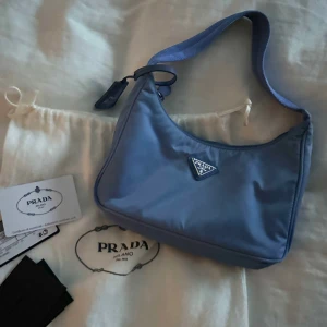 Prada väska - Prada väska färgen blå.💙Äkten bevis finns. Re-edition 2000 modell💙kan gå ner i pris vid snabb affär!