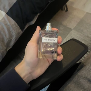 Saint Laurent parfym - Säljer en saint Laurent parfym som luktar gott  Säljer den då den inte används då jag köpt ny. Cirka halva kvar 