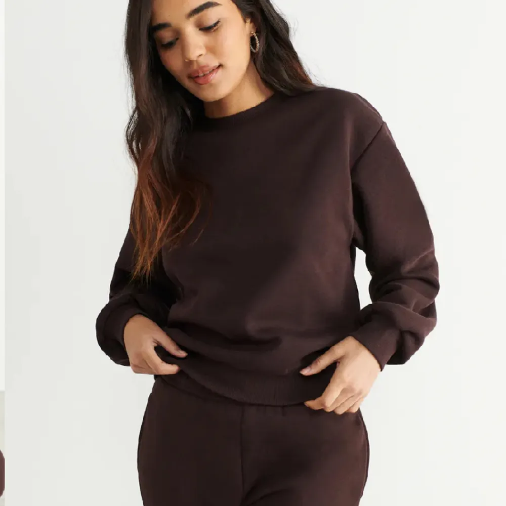 Brun basic sweater från Gina. Storlek XS. Använder inte längre. 50 + frakt 📦🤎. Hoodies.