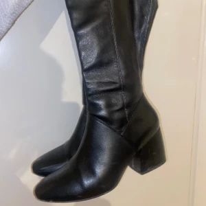 Jätte snygga boots - Säljer pågrund av att jag har rensat i min garderob. Bra kvalitet. Rökfritt hushåll men hund och katt finns i huset<3 Skriv innan du köper gärna. Skickar med nått litet extra😉
