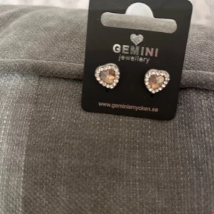 Örhängen  - Hjärta 💔 örhängen med kristaller köpt i stenaline dem är nya 