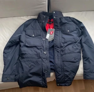 J.lindberg - Två eleganta jackor som passar perfekt för vinter. Säljer både i ett paket för ett bra pris. Kontakta vid intresse eller frågor för ytterligare information. 