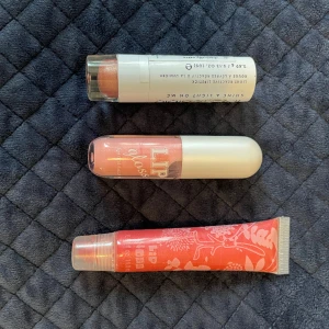 Läppglans & Läppstift - Ett fint roséglittrigt läppstift från INC.redible, ett skimrigt rosa läppglans och ett glittrigt rosa läppglans 💕🌸(frakt ingår ej)