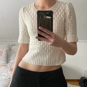 stickad tröja  - söt stickad trekvartströja från Coercion med guld detaljer, jättefint skick! 