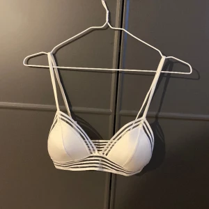 Bikini - Vit bikiniöverdel från H&M 