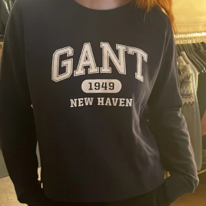 Gant tröja - Använt fåtal gånger, Max tre gånger. Bra skick och inga problem med den. Säljer för jag inte använder den. Ny pris 1000kr, säljer min för 350kr. Storlek 158/164 (jag har S/M vanligt vis o den sitter bra på mig)