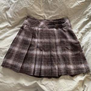 Brun rutig sjok kjol med spännen. Vintage från min mormor, knappt använd. 