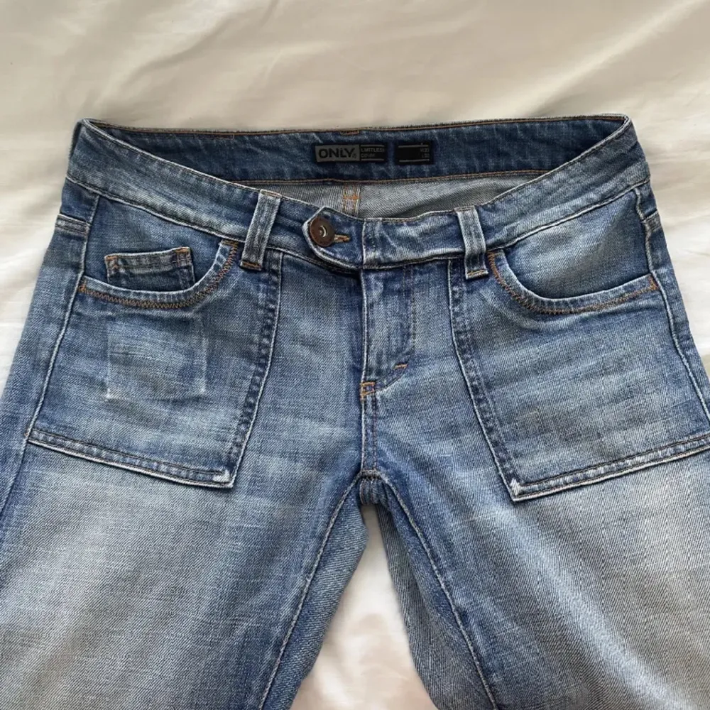 Jätte fina lågmidjade jeans från only💞innerben:77 midja:80 och jag är 165,passar till folk som är 165,167 och 168💕. Jeans & Byxor.