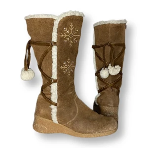 Bratz Vinterskor - Söta & unika vinterskor i okej skick. En av snöbollarna sitter lite löst + ett hål syns under bollen. Felen syns på andra bilden. Storlek 37.  Skorna är varma, men skulle nog vara bättre för någon som bor i en storstad där inte så mycket snö finns. 