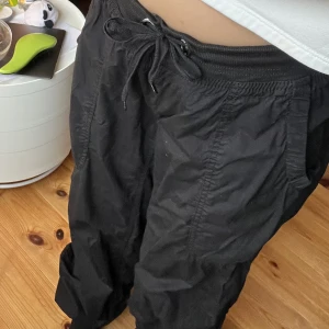 Svarta cargo byxor - Säljer dessa svarta Cargo byxor för att dom inte riktigt kommer till användning. Byxorna är från h&m i storlek 44 men de är bra knytning i midjan. Hör av dig för fler bilder!😃