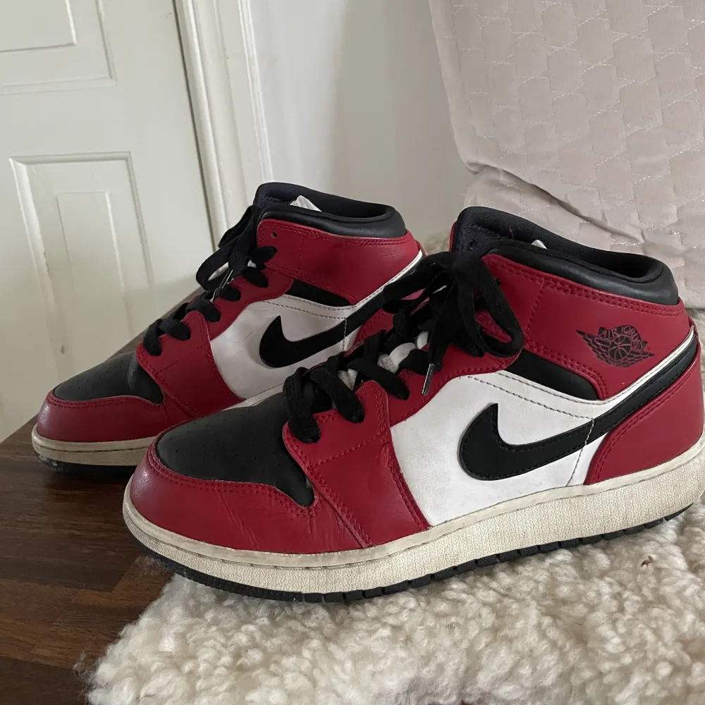 Jordan 1 i storlek 40, rätt så använda därav priset! Kan sälja de billigare vid snabb affär💕. Skor.